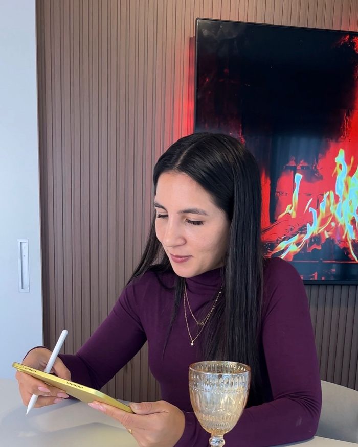 Clara Pérez grabando contenido