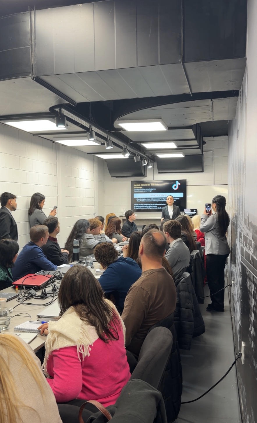 Clara Pérez capacitando a un equipo de ventas