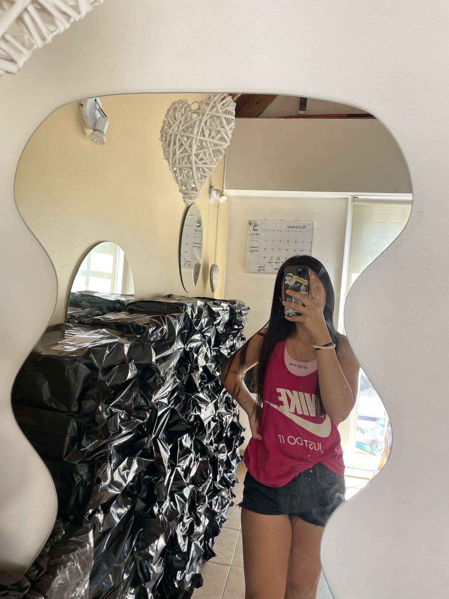 Clara Pérez con el stock de zapatillas embalado