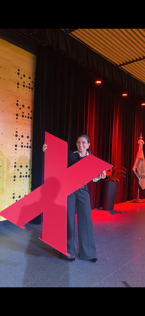 Clara Pérez en el escenario de TEDx
